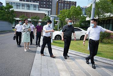 烈日炎炎，領(lǐng)導(dǎo)送信心|閔行區(qū)委委員、區(qū)人民檢察院黨組書記、檢察長胡春健帶隊赴寶開智能開展大走訪、大排查